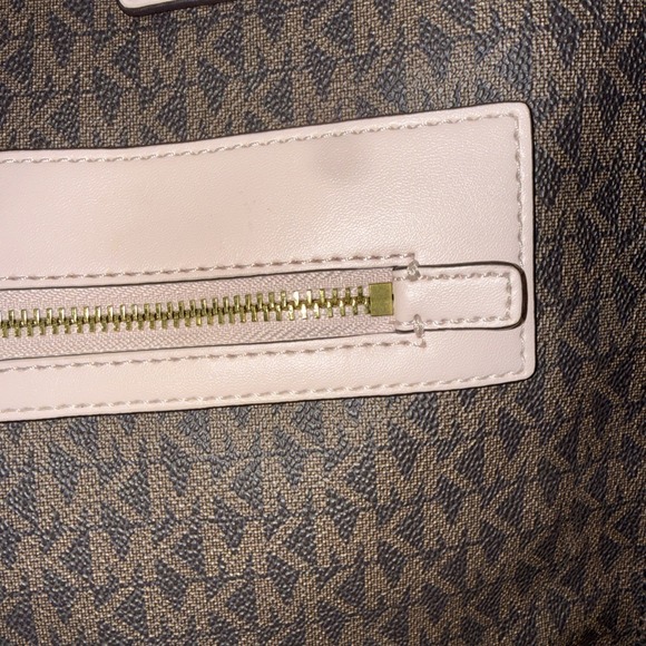 Michael Kors Kenly Shoulder Bag, Large Powder Blush Gently Pre Owned 14x14x5 - Picture 3 of 14